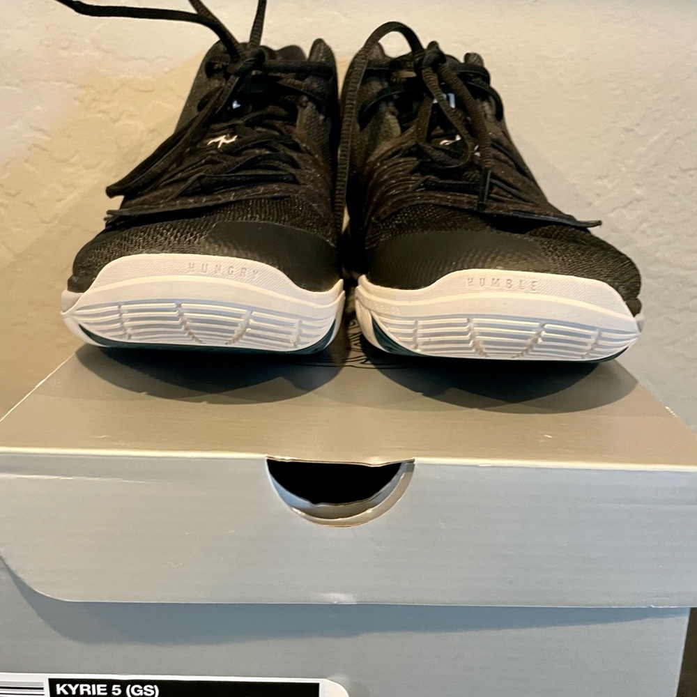 Nike Kyrie 5 mid youth size 7 black